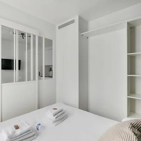 Modern And Functional Apartment Menilmontant *